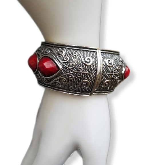 VINTAGE SILVERTONE & RED FAUX JEWEL STATEMENT CLAMPER BRACELET - Picture 2 of 6